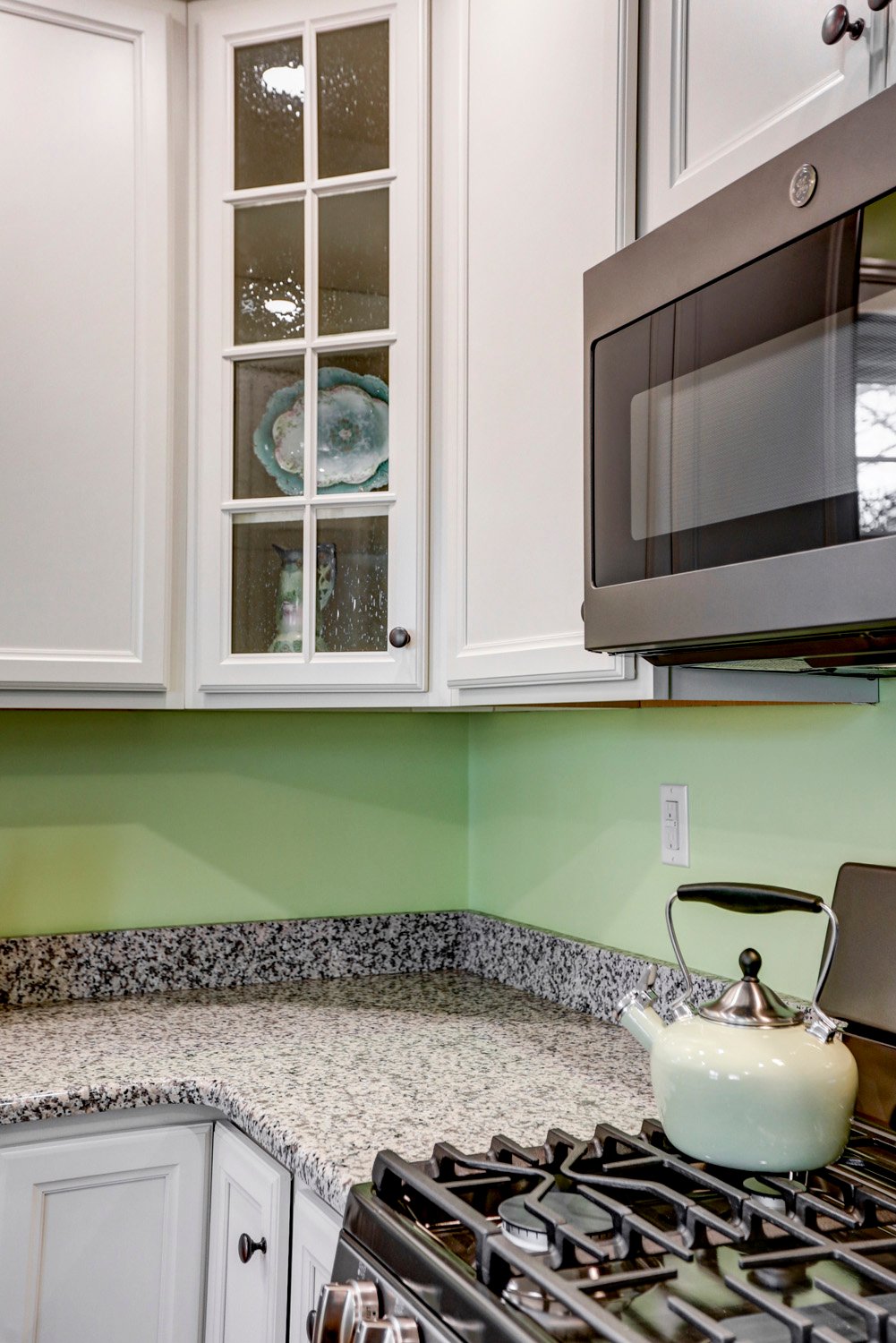 Lancaster City Kitchen Remodel with granite backsplash and glass front cabinet