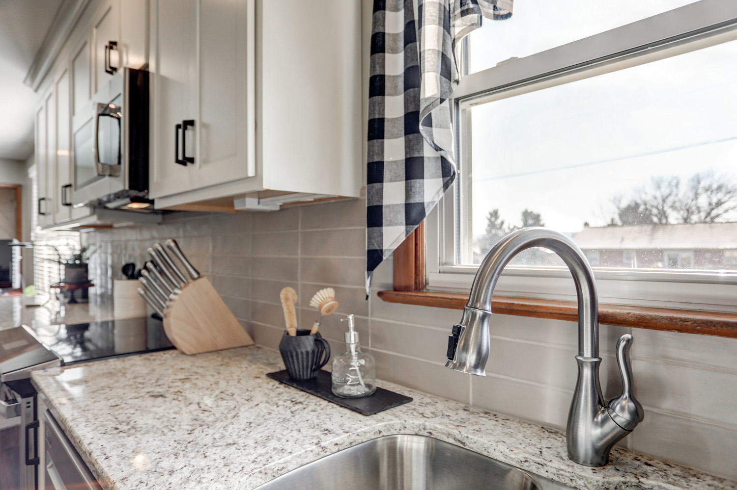 Granite Counter Tops in Paradise Kitchen Remodel