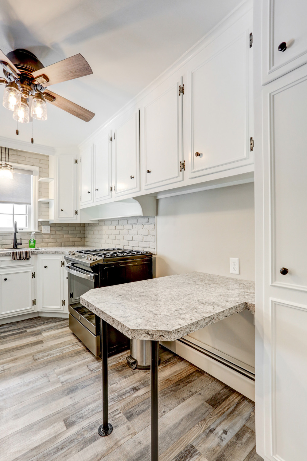 Lancaster Kitchen Facelift with laminate peninsula table