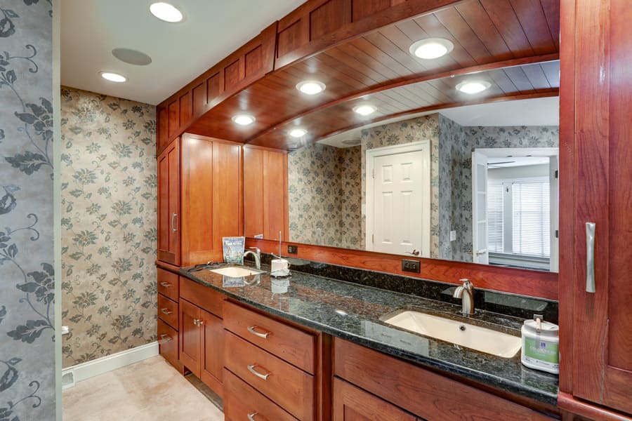 Manheim main floor bathroom before remodel