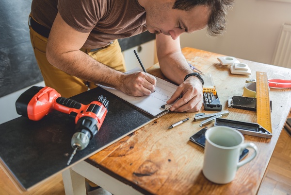 lead carpenter working at jobsite